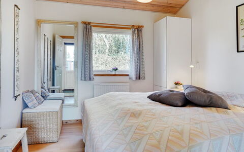 Guthrik - 900M from the Sea: Cama, Diseño De Interiores, Habitación, Mueble, Pared, Madera, Techo, Sábana, Piso, Suelo