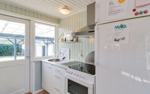 Shaya - 340M from the Sea: Madera, Diseño De Interiores, Piso, Electrodoméstico, Techo, Cocina, Suelo, Mostrador, Aparato De Cocina, Gabinetes