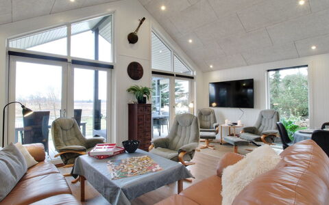 Cholena - 700M from the Sea: Mueble, Madera, Techo, Sofá, Diseño De Interiores, Sala, Casa, Silla, Lámpara