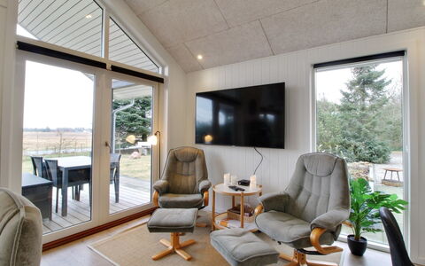 Cholena - 700M from the Sea: Madera, Mueble, Diseño De Interiores, Piso, Techo, Sala, Suelo, Silla, Sofá, Habitación