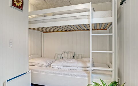 Cholena - 700M from the Sea: Cama, Litera, Habitación, Lecho, Sábana, Diseño De Interiores, Madera, Suelo, Piso, Mueble