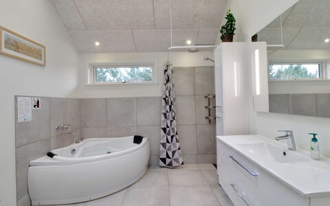 Cholena - 700M from the Sea: Piso, Arreglo De Tubería, Diseño De Interiores, Baño, Suelo, Lavabo, Grifo, Techo, Plomería, Mueble De Baño