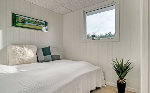 Cholena - 700M from the Sea: Madera, Piso, Techo, Suelo, Diseño De Interiores, Habitación, Habitación, Sábana, Lecho, Cama
