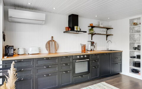 Sveina - 600M from the Sea: Madera, Cocina, Piso, Gabinetes, Mostrador, Diseño De Interiores, Aparato De Cocina, Mueble, Cajón, Manchas De Madera