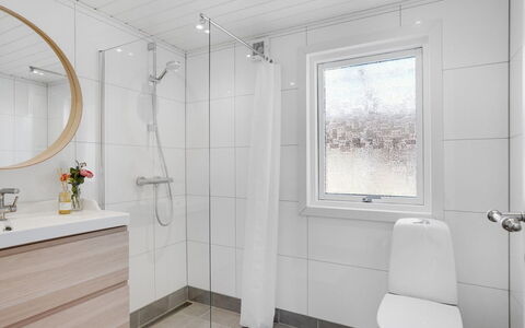 Sveina - 600M from the Sea: Piso, Suelo, Arreglo De Tubería, Diseño De Interiores, Baño, Plomería, Lavabo, Mueble De Baño, Baño, Grifo