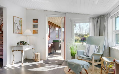 Sveina - 600M from the Sea: Mueble, Diseño De Interiores, Piso, Madera, Suelo, Techo, Casa, Silla, Suelos De Madera, Sala
