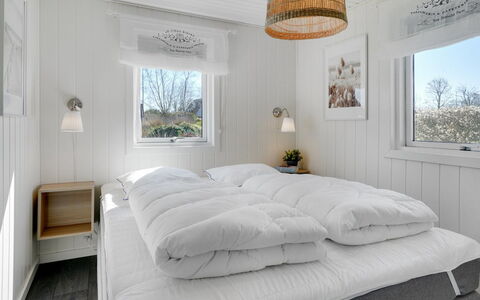 Sveina - 600M from the Sea: Cama, Habitación, Madera, Lecho, Mueble, Diseño De Interiores, Sábana, Techo, Suelo, Linos