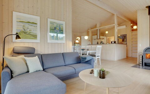 Frida - 700M from the Sea: Madera, Piso, Diseño De Interiores, Mueble, Suelo, Sofá, Techo, Sala, Casa, Habitación