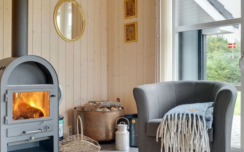 Frida - 700M from the Sea: Madera, Piso, Mueble, Diseño De Interiores, Suelo, Habitación, Suelos De Madera, Sala, Madera Dura, Manchas De Madera