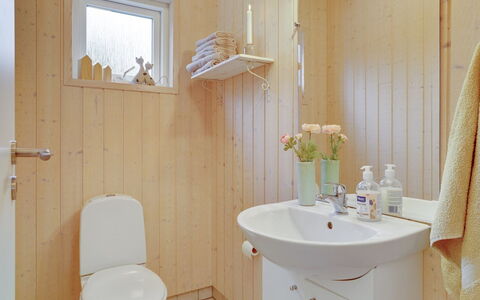Frida - 700M from the Sea: Arreglo De Tubería, Piso, Lavabo Del Baño, Baño, Madera, Diseño De Interiores, Lavabo, Suelo, Grifo, Plomería