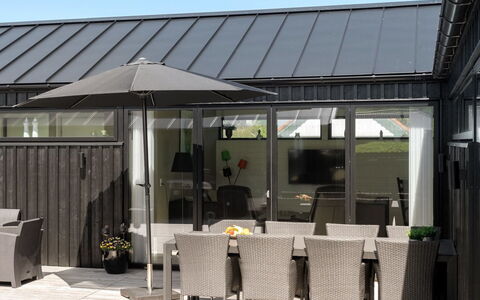 Claus - 500M from the Sea: Techo, Casa, Vía Muerta, Sombra, Toldo, Cubierta, Estructura Al Aire Libre, Porche, Maceta, Patio
