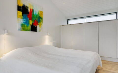 Claus - 500M from the Sea: Diseño De Interiores, Piso, Techo, Suelo, Habitación, Cama, Habitación, Suelos De Madera, Mueble, Linos