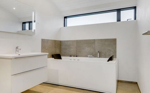 Claus - 500M from the Sea: Piso, Suelo, Arreglo De Tubería, Diseño De Interiores, Plomería, Bañera, Grifo, Mueble De Baño, Baño, Habitación