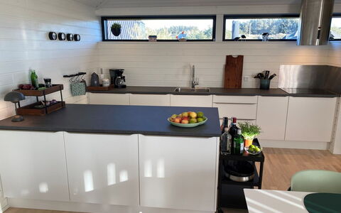 Claus - 500M from the Sea: Mostrador, Cocina, Aparato De Cocina, Piso, Diseño De Interiores, Gabinetes, Electrodoméstico, Mueble, Electrodoméstico, Estufa De Cocina