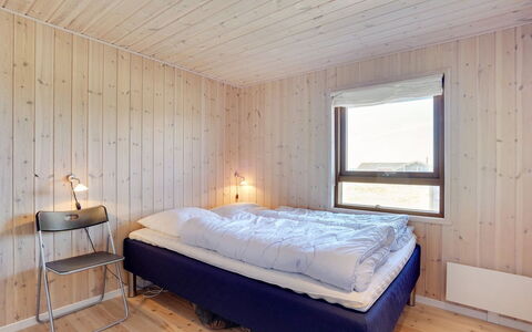 Tjarko - 150M from the Sea: Madera, Habitación, Cama, Techo, Sábana, Diseño De Interiores, Suelo, Habitación, Piso, Lecho