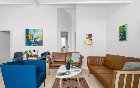 Skammel - 900M from the Sea: Mueble, Diseño De Interiores, Sofá, Piso, Suelo, Pared, Sala, Madera, Habitación, Techo