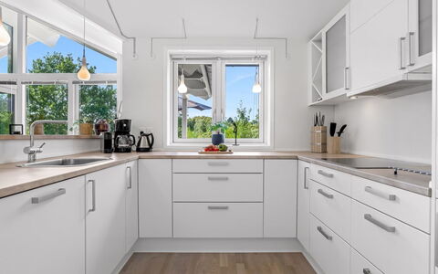 Skammel - 900M from the Sea: Cocina, Mostrador, Piso, Aparato De Cocina, Diseño De Interiores, Madera, Gabinetes, Electrodoméstico, Suelo, Techo