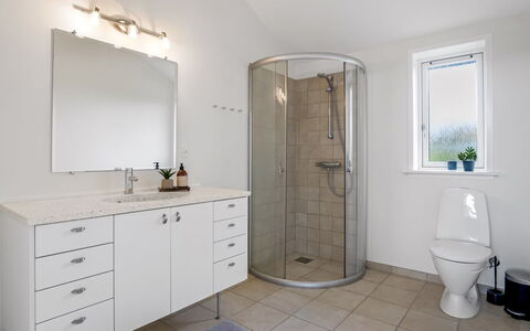 Skammel - 900M from the Sea: Arreglo De Tubería, Diseño De Interiores, Piso, Baño, Suelo, Mueble De Baño, Lavabo Del Baño, Lavabo, Plomería, Grifo