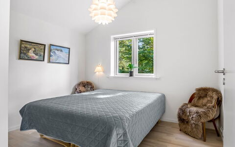 Skammel - 900M from the Sea: Diseño De Interiores, Habitación, Mueble, Cama, Piso, Madera, Techo, Suelo, Lecho, Sábana