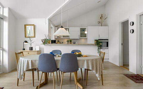 Skammel - 900M from the Sea: Mueble, Diseño De Interiores, Piso, Comedor, Silla, Suelo, Cocina Y Comedor Mesa, Mesa, Madera, Techo