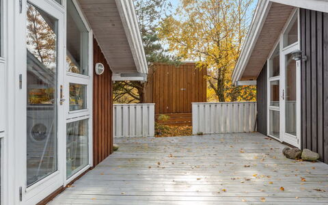 Bille - 200M from the Sea: Arquitectura, Techo, Casa, Material Compuesto, La Luz Del Día, Vía Muerta, Entrada De Coches