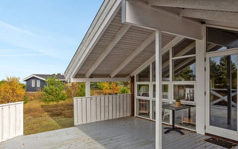 Bille - 200M from the Sea: Arquitectura, Techo, Casa, Material Compuesto, La Luz Del Día, Vía Muerta, Entrada De Coches