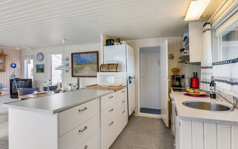 Gangulf - 150M from the Sea: Cocina, Mostrador, Techo, Gabinetes, Lavabo, Electrodoméstico, Aparato De Cocina, Silla, Madera Dura, Grifo