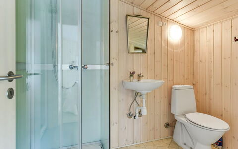 Gangulf - 150M from the Sea: Baño, Arreglo De Tubería, Piso, Lavabo Del Baño, Suelo, Madera, Diseño De Interiores, Baño, Lavabo, Techo