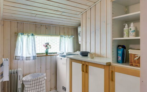 Gangulf - 150M from the Sea: Madera, Diseño De Interiores, Piso, Techo, Suelo, Habitación, Manchas De Madera, Cocina, Madera Dura, Gabinetes
