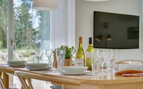Alona - 250M from the Sea: Mueble, Diseño De Interiores, Mesa, Madera, Vajilla, Comedor, Cocina Y Comedor Mesa, Silla, Encendiendo, Piso