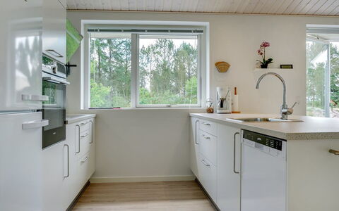 Alona - 250M from the Sea: Piso, Diseño De Interiores, Madera, Mostrador, Cocina, Suelo, Techo, Gabinetes, Casa, Arreglo De Tubería