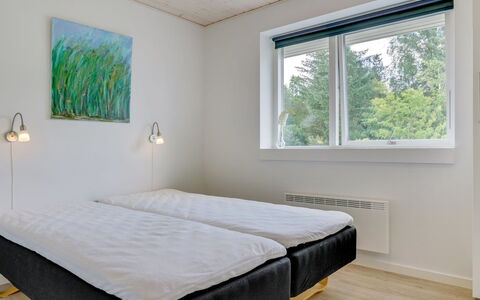 Alona - 250M from the Sea: Madera, Habitación, Piso, Suelo, Diseño De Interiores, Cama, Lecho, Marco De La Cama, Techo, Sábana