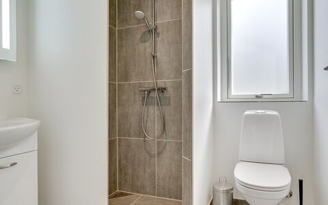 Alona - 250M from the Sea: Baño, Piso, Pared, Suelo, Arreglo De Tubería, Asiento Del Baño, Baño, Diseño De Interiores, Plomería, Loseta