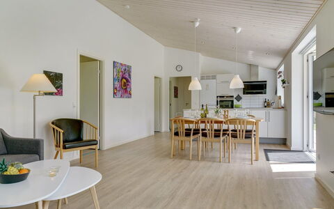 Alona - 250M from the Sea: Piso, Madera, Suelo, Diseño De Interiores, Suelos De Madera, Techo, Casa, Mueble, Cocina Y Comedor Mesa, Sala