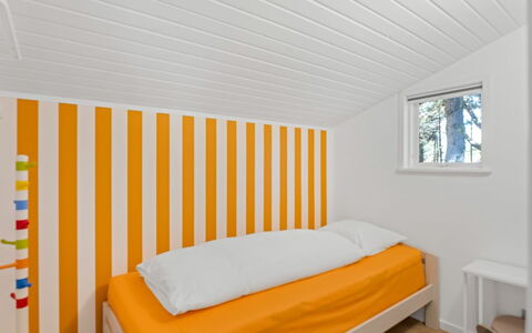 Gorm - 300M from the Sea: Diseño De Interiores, Madera, Habitación, Techo, Cama, Suelo, Casa, Lecho, Sábana, Piso