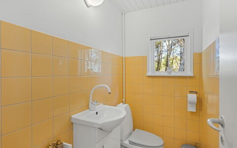 Gorm - 300M from the Sea: Arreglo De Tubería, Piso, Suelo, Baño, Diseño De Interiores, Lavabo, Grifo, Lavabo Del Baño, Plomería, Baño