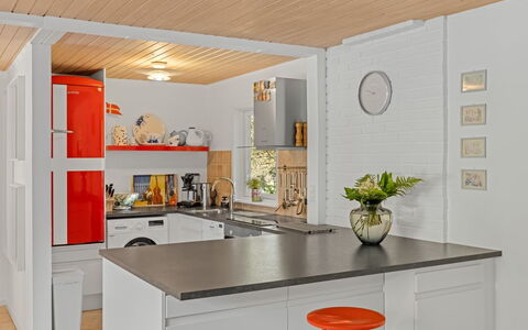 Gorm - 300M from the Sea: Cocina, Mostrador, Piso, Diseño De Interiores, Madera, Gabinetes, Techo, Aparato De Cocina, Mueble, Electrodoméstico