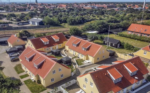 Karl - 1.1Km from the Sea: Edificio, Casa, Barrio Residencial, Casa, Arbusto, Techo, Cabaña, Inmuebles, Jardín