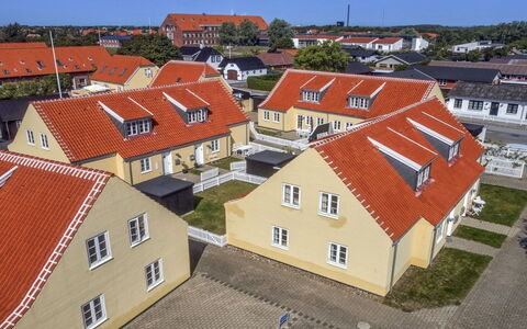 Karl - 1.1Km from the Sea: Edificio, Casa, Barrio Residencial, Casa, Arbusto, Techo, Cabaña, Inmuebles, Jardín