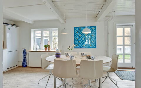 Gunulf - 150M from the Sea: Mueble, Diseño De Interiores, Piso, Suelo, Comedor, Madera, Techo, Silla, Mesa, Lámpara