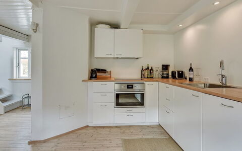 Gunulf - 150M from the Sea: Piso, Mostrador, Cocina, Diseño De Interiores, Aparato De Cocina, Pared, Suelo, Madera, Gabinetes, Electrodoméstico