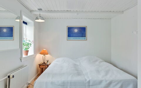 Gunulf - 150M from the Sea: Habitación, Techo, Cama, Suelo, Diseño De Interiores, Piso, Sábana, Lecho, Mueble, Habitación