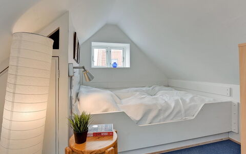 Gunulf - 150M from the Sea: Pared, Piso, Diseño De Interiores, Suelo, Madera, Techo, Habitación, Mueble, Cama, Habitación