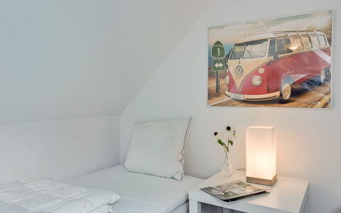 Gunulf - 150M from the Sea: Diseño De Interiores, Suelo, Cama, Mueble, Habitación, Piso, Casa, Almohada, Habitación, Lecho