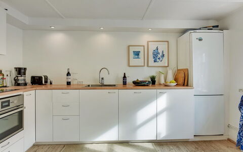 Gunulf - 150M from the Sea: Cocina, Aparato De Cocina, Mostrador, Mueble, Gabinetes, Piso, Electrodoméstico, Diseño De Interiores, Madera, Electrodoméstico