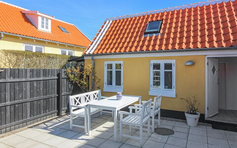 Gunulf - 150M from the Sea: Casa, Casa, Techo, Puerta, Material Compuesto, Sombra, Cabaña, Inmuebles, Yarda, Porche