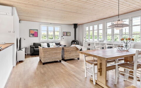 Skrolan - 200M from the Sea: Mueble, Piso, Diseño De Interiores, Suelo, Madera, Suelos De Madera, Techo, Mesa, Cocina Y Comedor Mesa, Sala