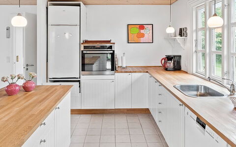 Skrolan - 200M from the Sea: Cocina, Mostrador, Aparato De Cocina, Piso, Diseño De Interiores, Gabinetes, Madera, Electrodoméstico, Suelo, Mueble