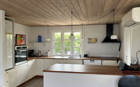 Skrolan - 200M from the Sea: Piso, Cocina, Mostrador, Diseño De Interiores, Madera, Mueble, Techo, Suelo, Lámpara, Suelos De Madera