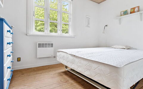 Skrolan - 200M from the Sea: Madera, Piso, Suelo, Mueble, Diseño De Interiores, Habitación, Cama, Suelos De Madera, Linos, Habitación
